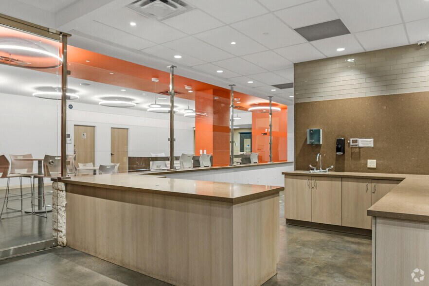 More Photos Of 400 S Zang Blvd, Dallas Office For Lease