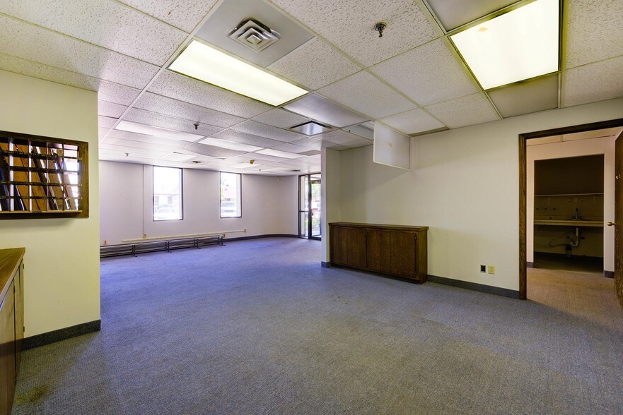 More Photos Of 9901-9927 Valley View Rd, Eden Prairie Showroom For Lease