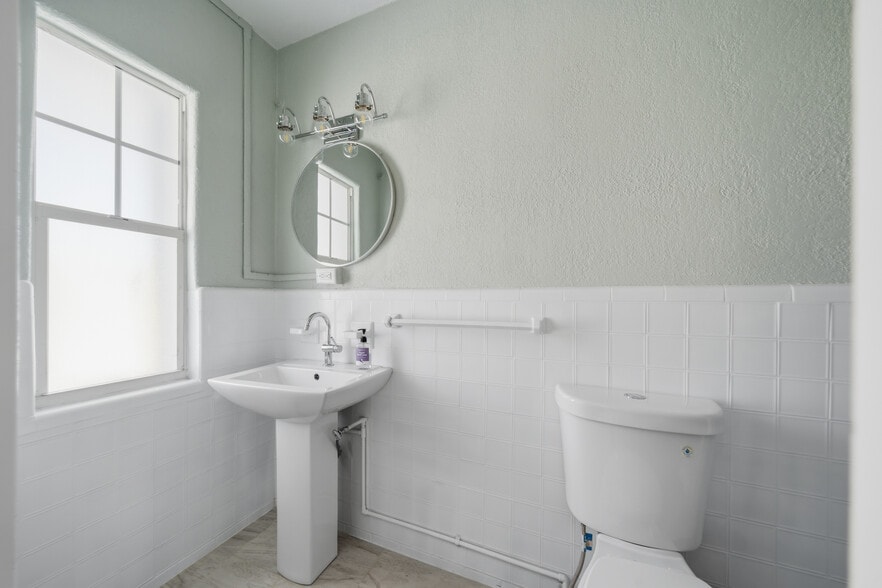 More Photos Of 602 Poinsettia Ave, Clearwater Beach Hotel For Sale