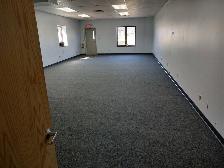 More Photos Of N168W20069 E Main St, Jackson Freestanding For Lease