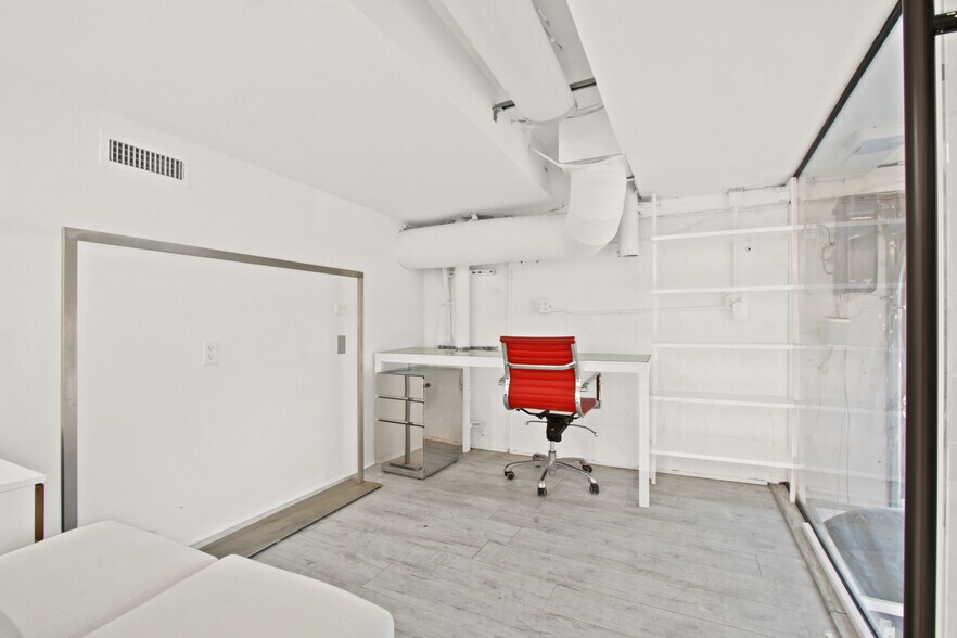 More Photos Of 165-171 S Robertson Blvd, Beverly Hills Storefront For Lease