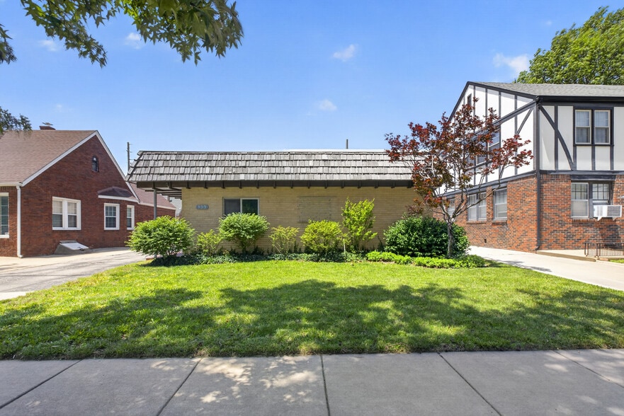 More Photos Of 133 N Glendale St, Wichita Office For Sale