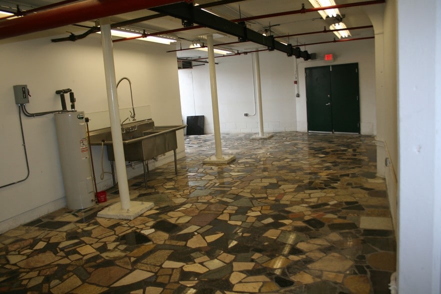 More Photos Of 210-211 Cottage St, Poughkeepsie Warehouse For Lease