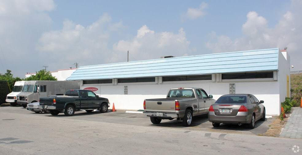 More Photos Of 3601 NW 10th Ave, Oakland Park Warehouse For Lease