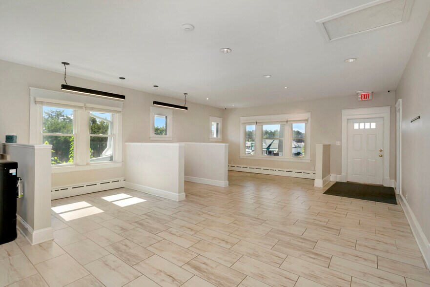 More Photos Of 1000 Oakwood St, Fredericksburg Office For Lease