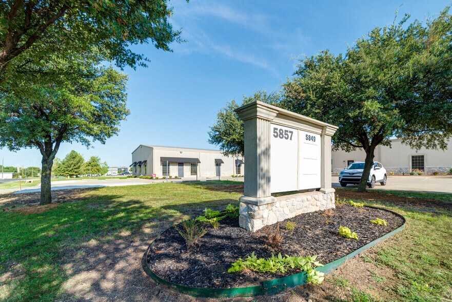 More Photos Of 5849 Park Vista Cir, Keller Showroom For Lease