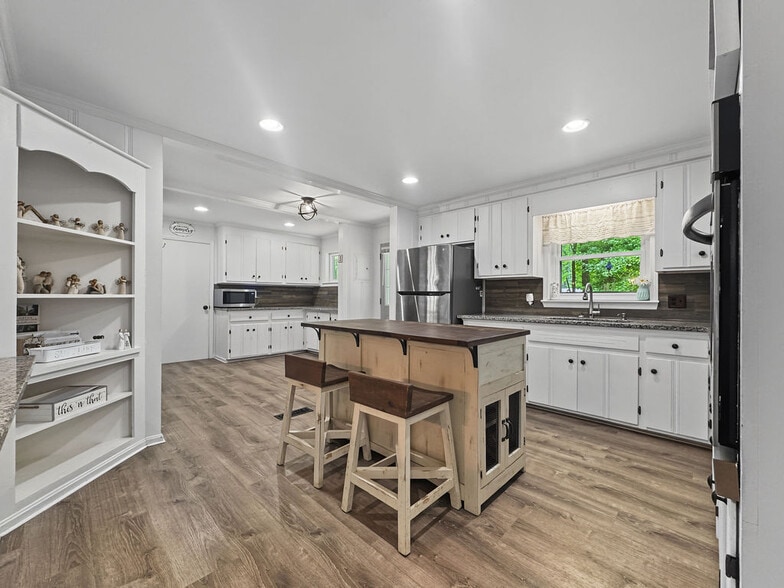 More Photos Of 5602 Highway 69 N, Northport Flex For Sale