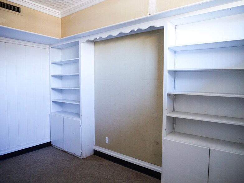 More Photos Of 1306 13th St, Bridgeport Office For Sale