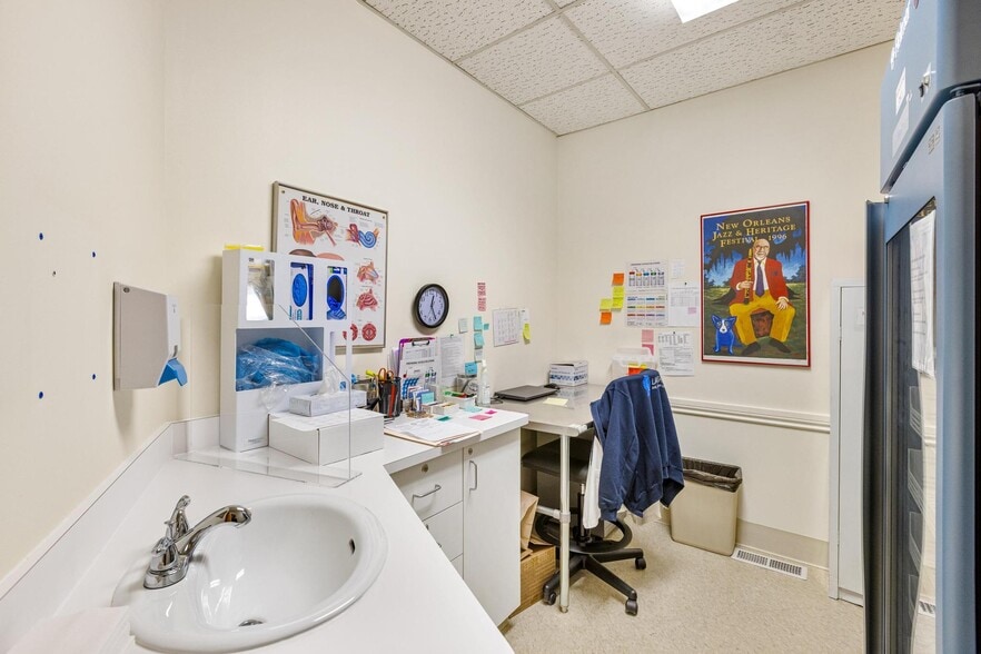 More Photos Of 17770 Mack Ave, Grosse Pointe Medical For Lease