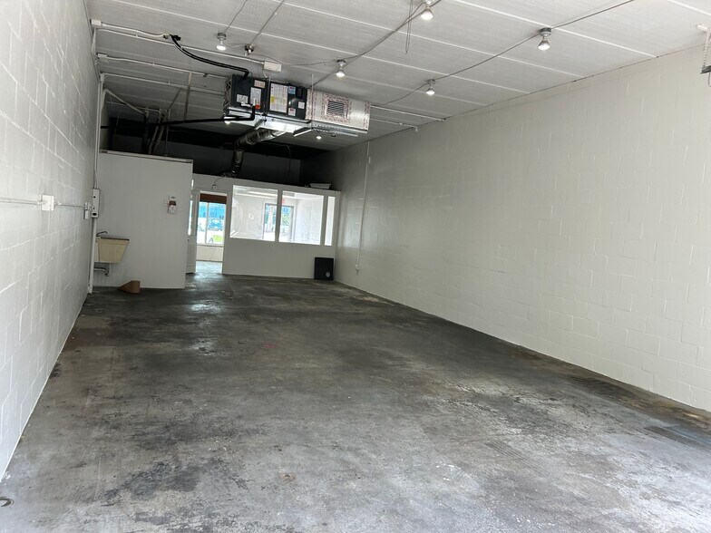 More Photos Of 3015 62nd Ave E, Bradenton Showroom For Lease