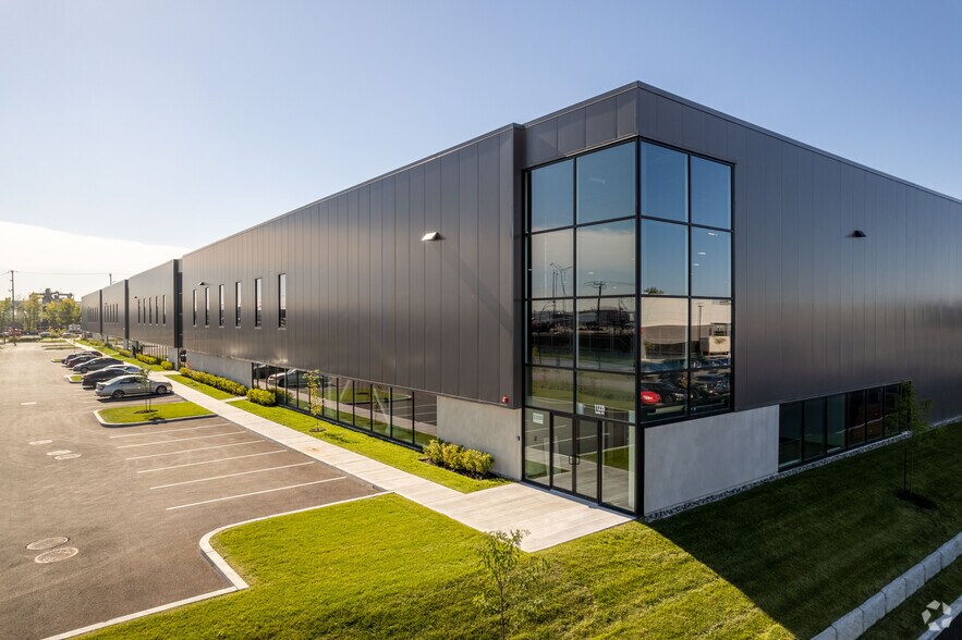 More Photos Of 11235 Boul Métropolitain E, Montréal Distribution For Lease