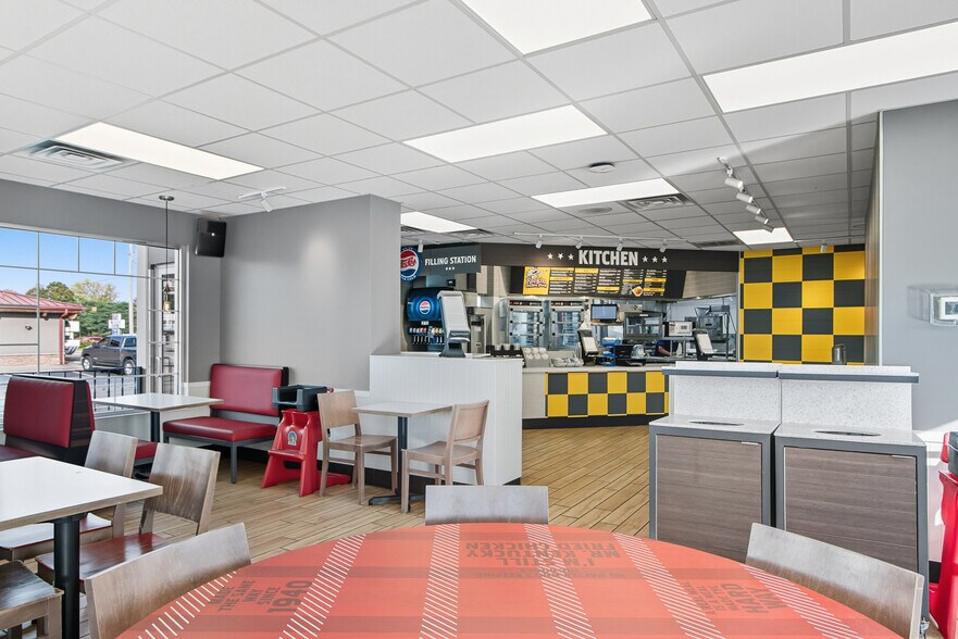 More Photos Of 31 S Wisconsin Dells Pky, Lake Delton Freestanding For Sale