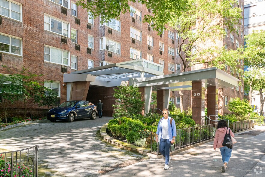 More Photos Of 30 W 60th St, New York Apartments For Sale