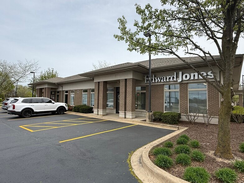 More Photos Of 608 E Veterans Pky, Yorkville Medical For Lease