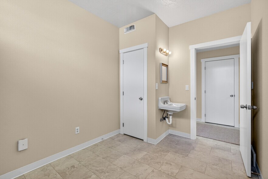 More Photos Of 619 Diagonal St, Clarkston Medical For Sale