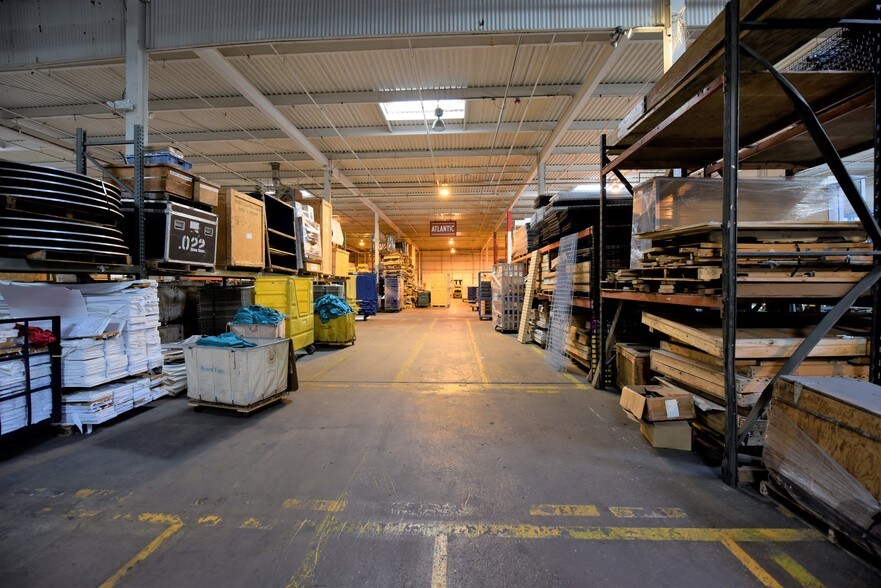 More Photos Of 122 Mill Rd, Oaks Warehouse For Lease