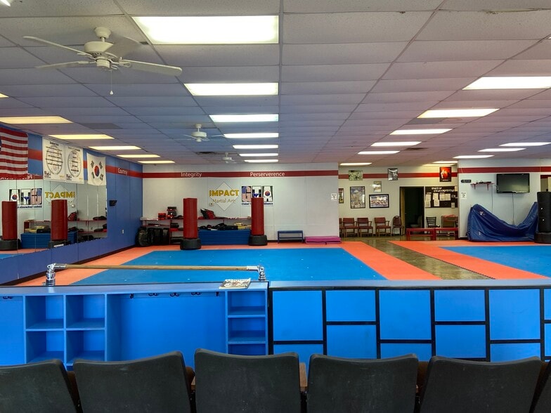 More Photos Of 9503 E Washington St, Indianapolis Storefront For Sale