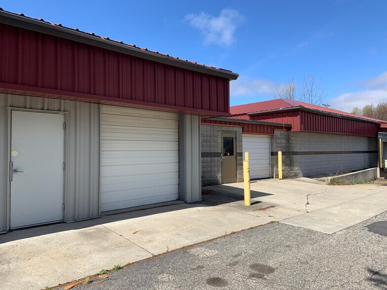 More Photos Of 5521 W Cleveland St, South Bend Light Distribution For Lease