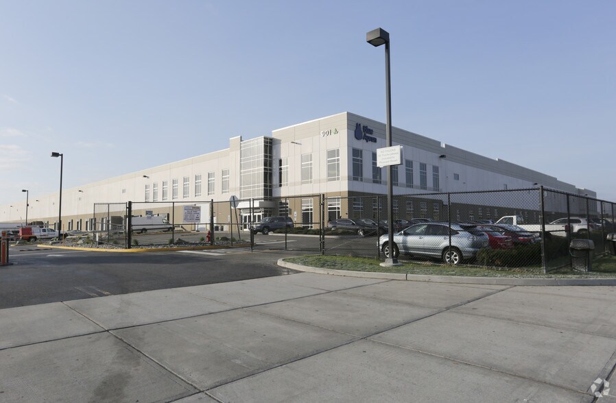 More Photos Of 901 W Linden Ave, Linden Distribution For Lease