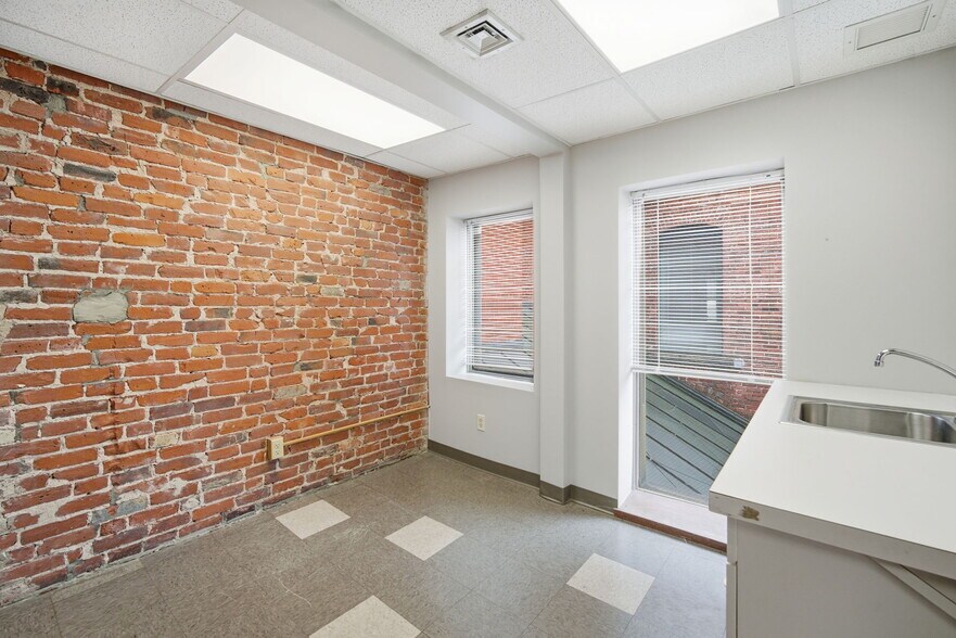 More Photos Of 222 Carew St, Springfield Medical For Lease