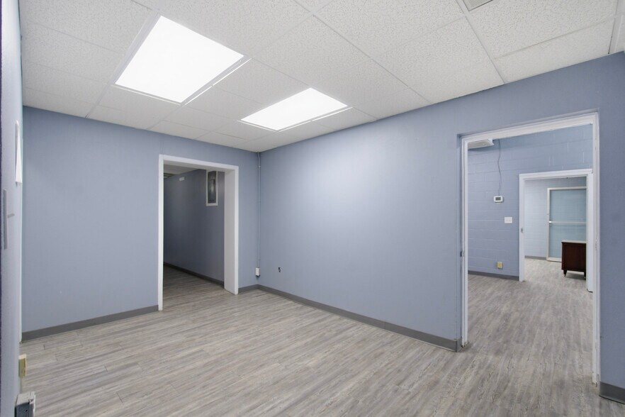 More Photos Of 300-305 S Grant Ave, Odessa Warehouse For Sale