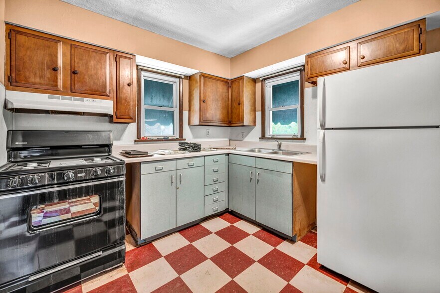 More Photos Of 6318 Lorain Ave, Cleveland Loft Creative Space For Sale