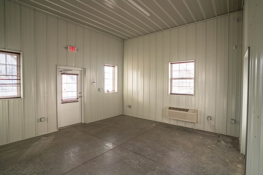 More Photos Of 200 S Memorial Dr, Independence General Retail For Lease
