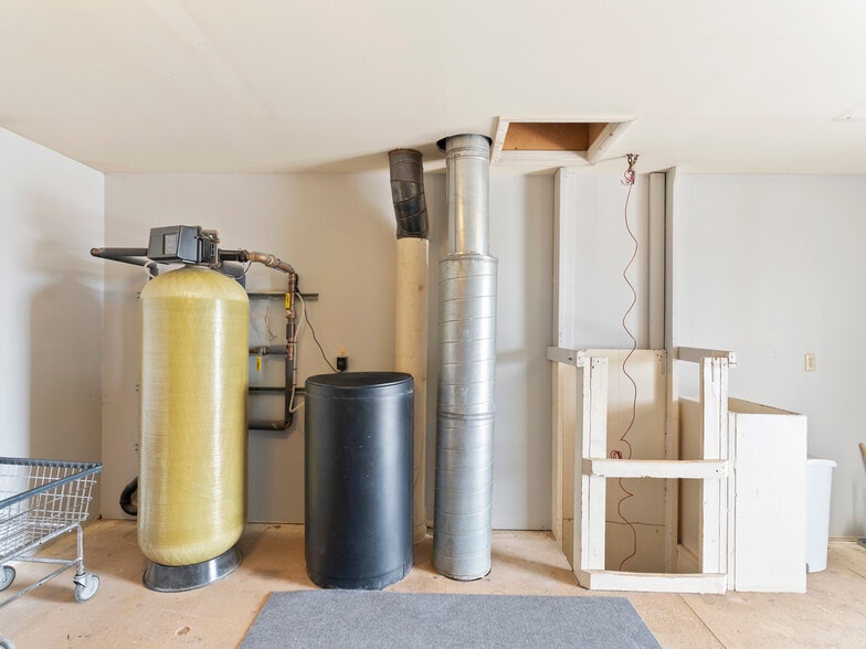 More Photos Of 307 S Main St, Huntington Hotel For Sale