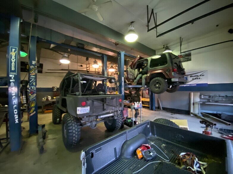 More Photos Of 29 Bridge St, Pelham Auto Dealership For Lease