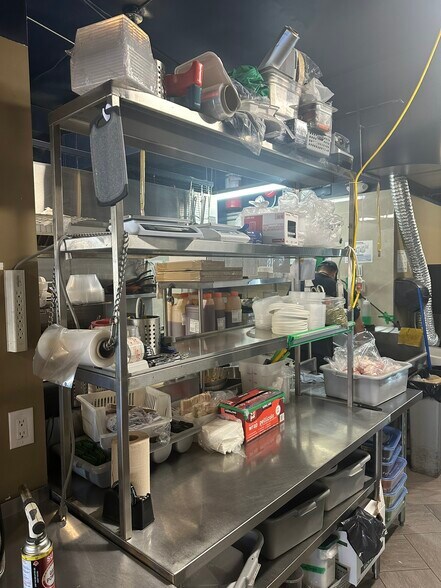 More Photos Of 3066A Hurontario St, Mississauga General Retail For Lease