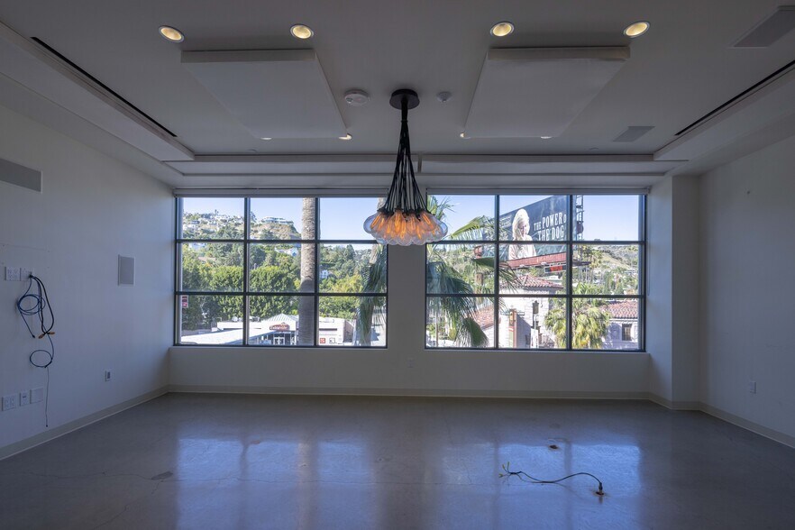 More Photos Of 8000 W Sunset Blvd, West Hollywood Restaurant For Lease