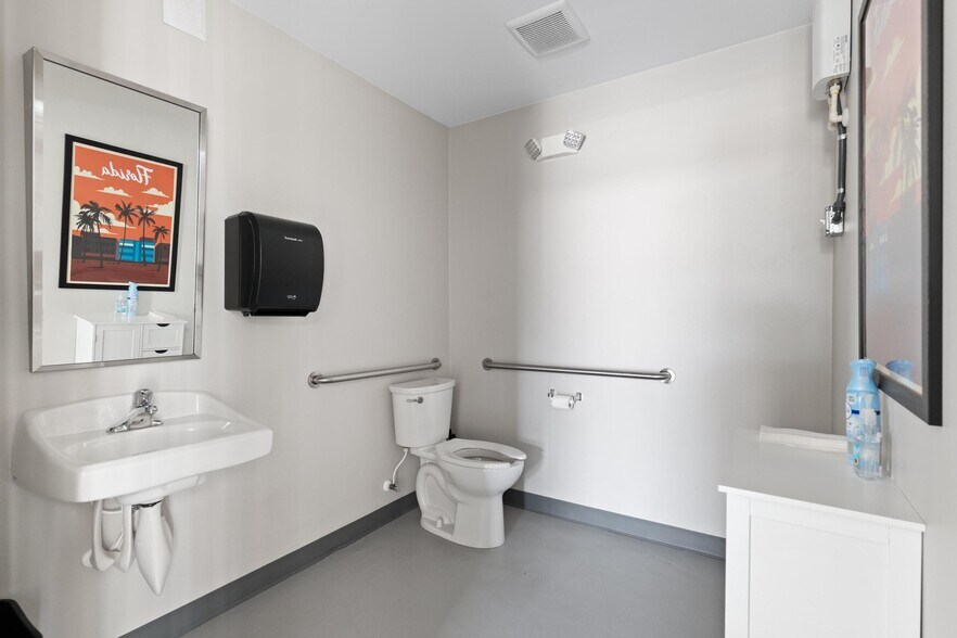 More Photos Of 229 E Lemon St, Tarpon Springs Auto Repair For Lease