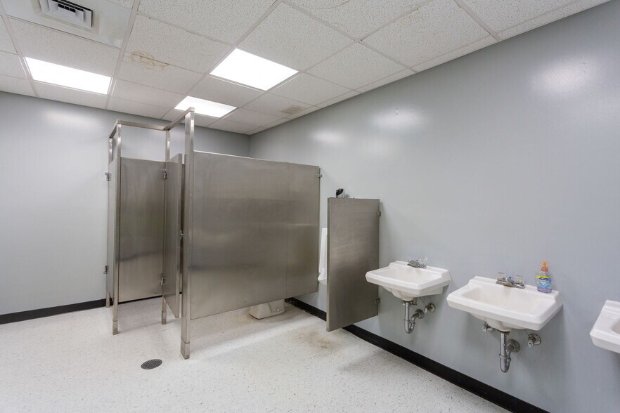 More Photos Of 710 4th St, Shenandoah Warehouse For Sale