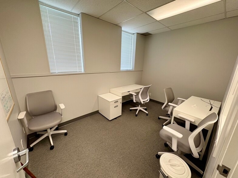 More Photos Of 204-218 Blue Mountain St, Coquitlam Office For Lease
