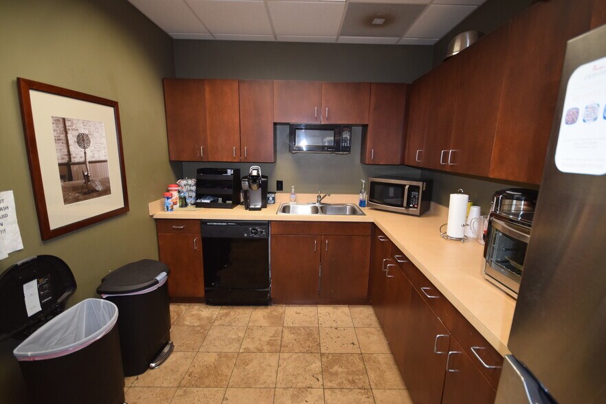 More Photos Of 5 Statehouse Plz, Little Rock Office For Sale
