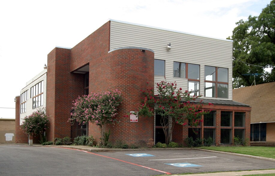 More Photos Of 210 W 10th St, Dallas Office For Lease