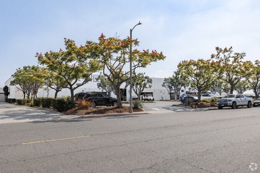 More Photos Of 3648-3650 N Industry Ave, Lakewood Warehouse For Lease
