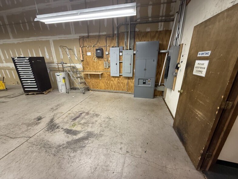 More Photos Of 10 Capital Dr, Wallingford Manufacturing For Lease