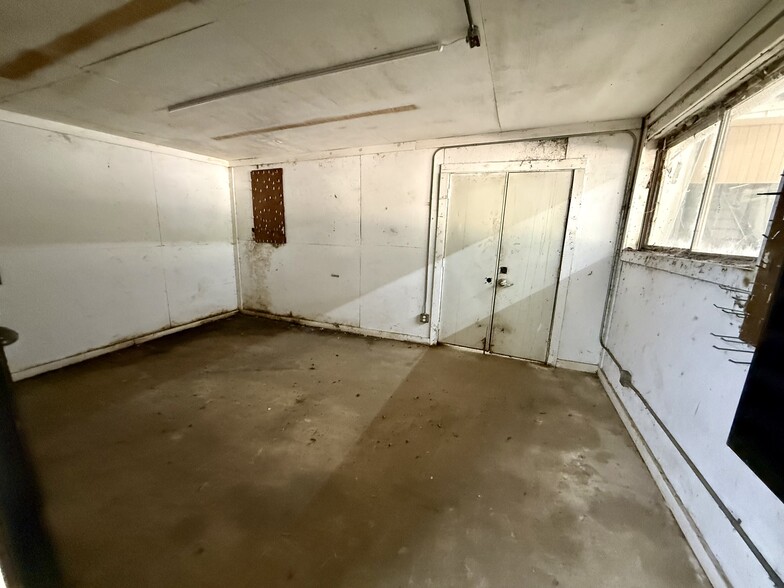 More Photos Of 1622 W Front St, Tyler Industrial For Sale