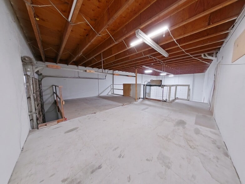 More Photos Of 28 W Q St, Springfield Industrial For Lease