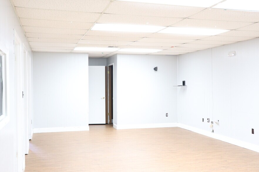 More Photos Of 400 Chestnut St NW, Hartselle Office For Sale