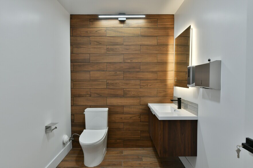 More Photos Of 1448 W Rosecrans Ave, Gardena Warehouse For Sale