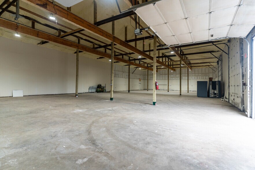 More Photos Of 415 S Kansas Ave, Olathe Warehouse For Lease