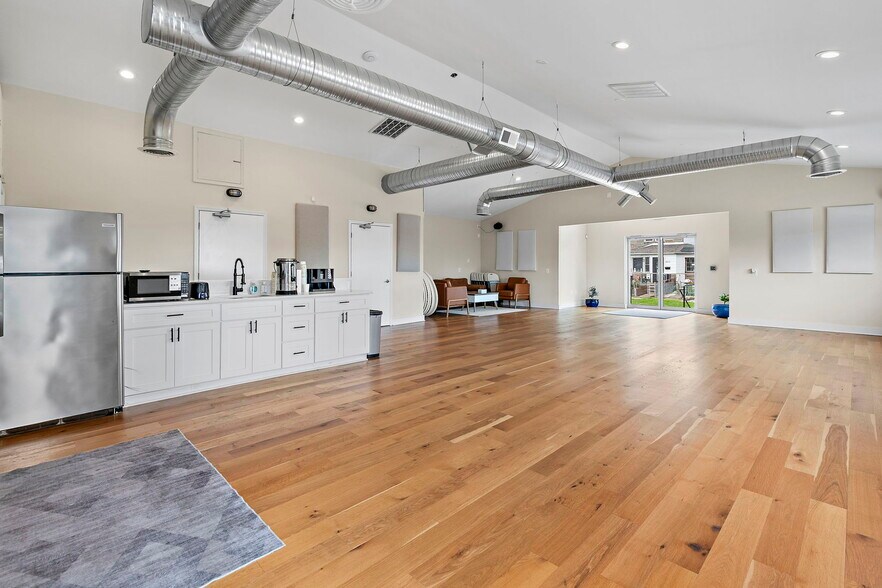 More Photos Of 6500 Saint Helena Ave, Dundalk Office For Sale