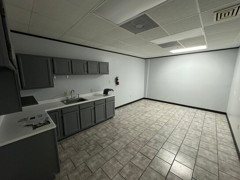 More Photos Of 11800 Industriplex Blvd, Baton Rouge Distribution For Sale