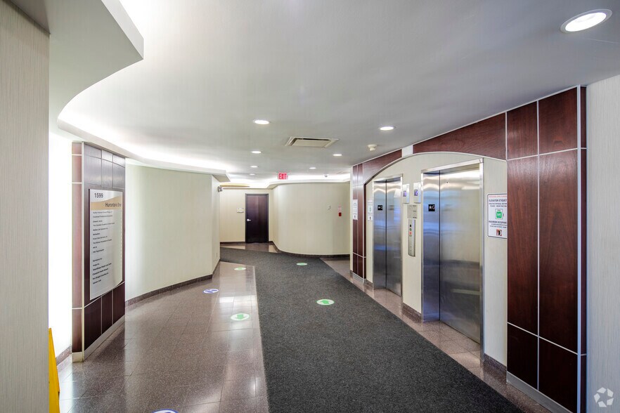 More Photos Of 1599 Hurontario St, Mississauga Office For Lease