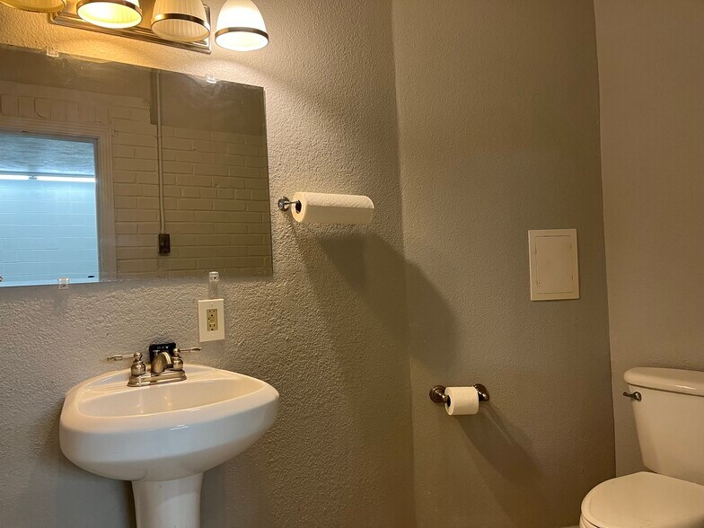 More Photos Of 507-511 23rd St, Galveston Storefront Retail Residential For Lease