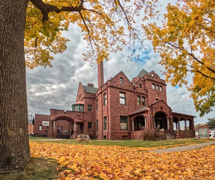 Primary Photo Of 623 Broadway St, Baraboo Specialty For Sale