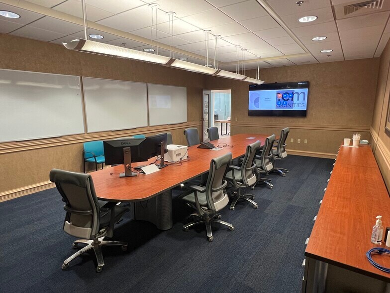 More Photos Of 10455 Riverside Dr, Palm Beach Gardens Flex For Lease