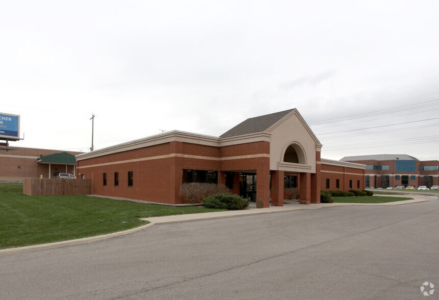 Primary Photo Of 6075 E Broad St, Columbus Medical For Lease